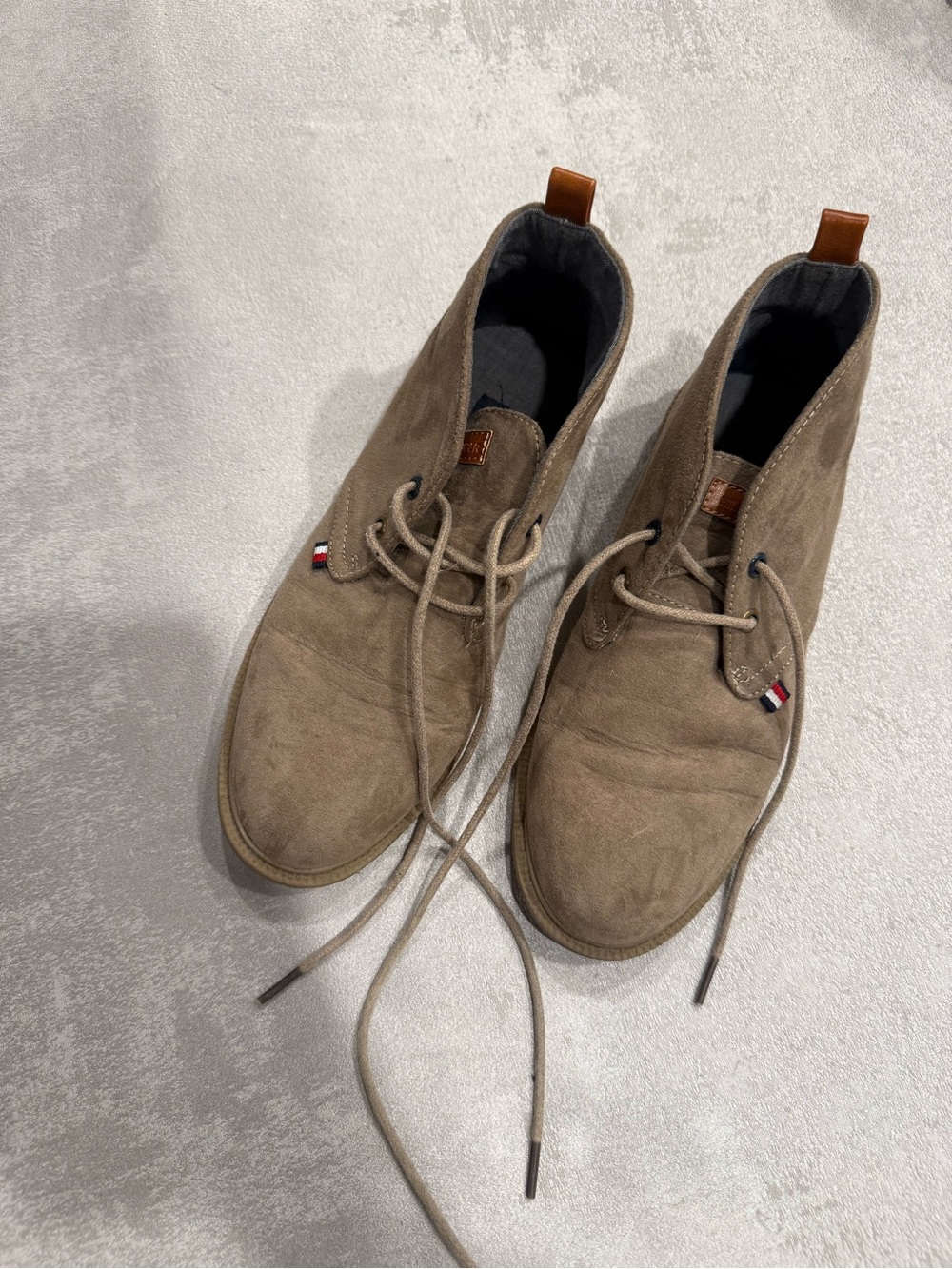 Tommy Hilfiger kids’ Tan Suede Chukka Boots